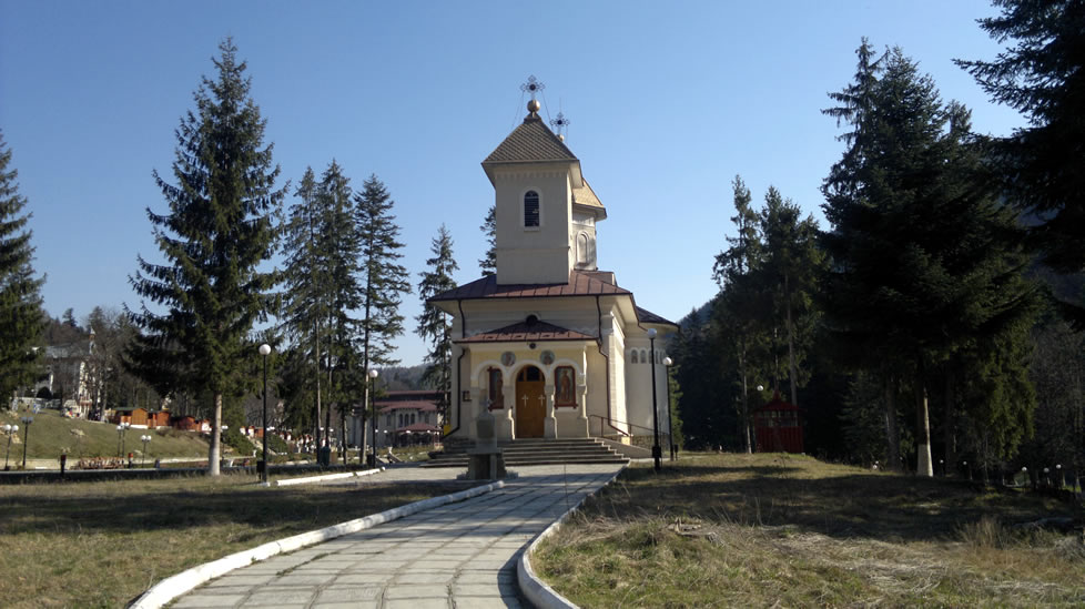 Biserica in Slanic Moldova, Biserica din parc